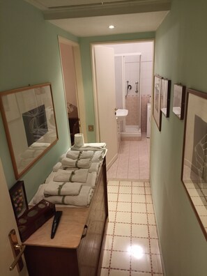 Shower, hair dryer, bidet, towels - CASA WALLY MetroB-Marconi-S.PaoloBasilica-Colosseo- Lido UniRomaTre, BambinGesù (Roma)