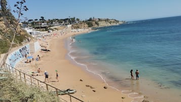 Una spiaggia nelle vicinanze, sabbia bianca