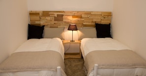 Phòng đôi hoặc 2 giường đơn | Truy cập Internet không dây miễn phí, bộ trải giường