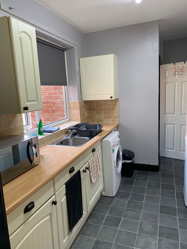 Fridge, microwave, oven, stovetop - Ovington Grove 3 bedrooms fully furnished kitchen and free parking apartment (Newcastle-upon-Tyne)