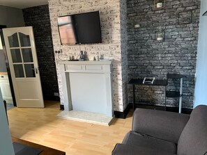 Smart TV - Ovington Grove 3 bedrooms fully furnished kitchen and free parking apartment (Newcastle-upon-Tyne)