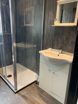 Ducha y bañera combinadas, secador de pelo, toallas y jabón