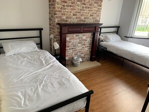 3 bedrooms, desk, iron/ironing board, travel crib - Ovington Grove 3 bedrooms fully furnished kitchen and free parking apartment (Newcastle-upon-Tyne)