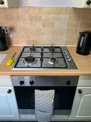 Frigorífico, microondas, horno y placa de cocina