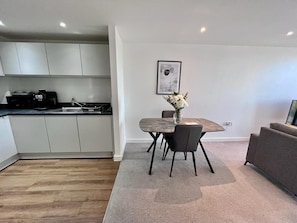 Apartment, 1 Queen Bed | Dining