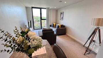 Apartment, 1 Queen Bed | Living room