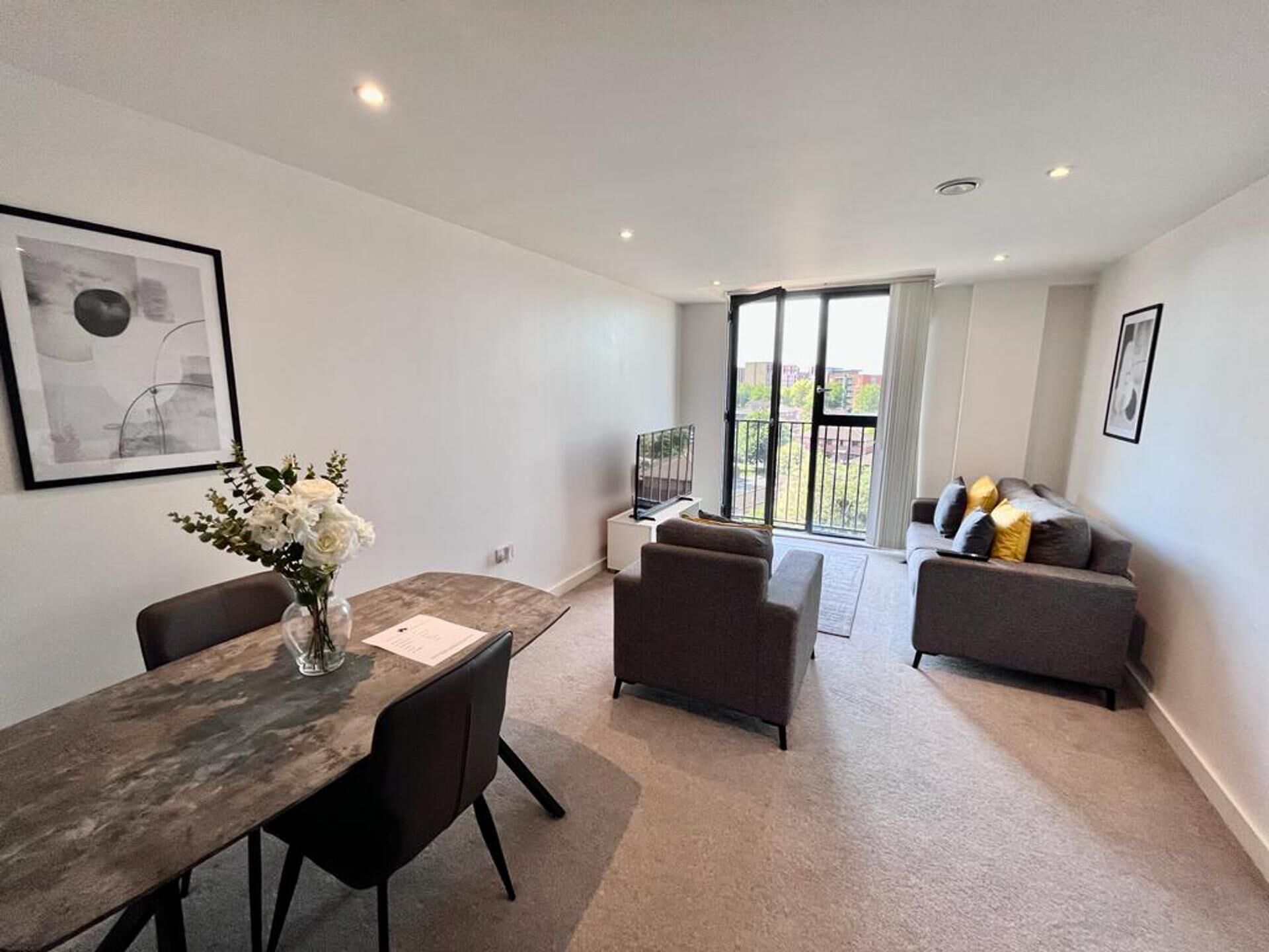 Apartment, 1 Queen Bed | Living area