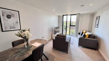 Apartment, 1 Queen Bed | Living area