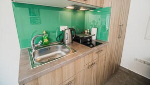 Apartemen (3 Apartment with Terrace) | Dapur kecil pribadi | Lemari es