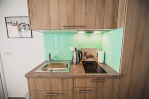 Apartamento (2 Apartment with Balcony) | Cozinha americana privada | Geladeira