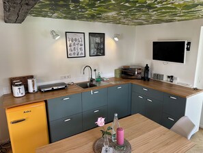 Fridge, microwave, stovetop, dishwasher