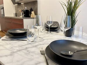 Apartament Deluxe | Cuina privada | Frigorífic, forn, placa de cuina i cafetera exprés 