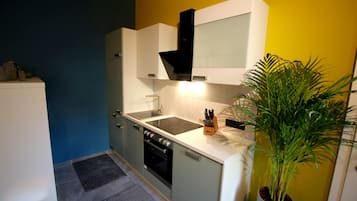 Refrigerador, horno, placa de cocina, cafetera expreso