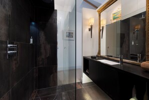 Casa (2 Bedrooms) | Doccia