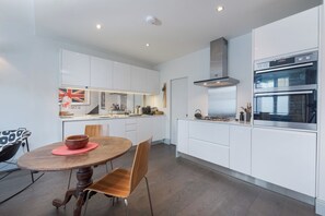 House (2 Bedrooms) | Private kitchen | Fridge, microwave, oven, stovetop - Southwest Oasis (London)