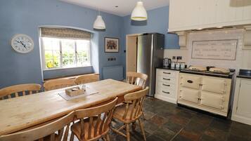 Cottage | Dapur pribadi | Lemari es, mesin pencuci piring, dan peralatan masak/sendok-piring