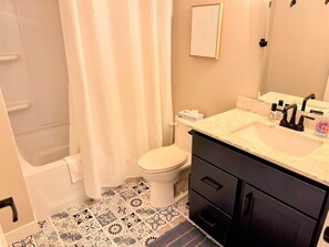 Tina, secadora de cabello, toallas 