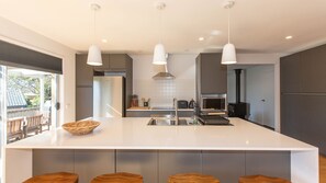 Fridge, microwave, oven, stovetop - 104 Gippsland Street (Jindabyne)