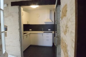 Kühlschrank, Mikrowelle, Herdplatte, Wasserkocher mit Kaffee-/Teezubehör