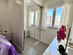2 bedrooms, in-room safe, iron/ironing board, free WiFi