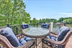 Outdoor dining - 4 Bedrooms, 1 Flex Room, 4½ Bathrooms!  HOT TUB! Beautiful home in Lakefield Subdivision! Come Visi (Huddleston)