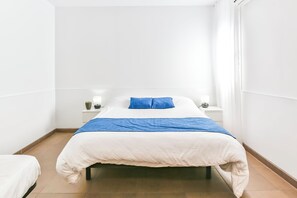 Premium bedding, down comforters, memory foam beds - Laramond Barcelona Rooms (Barcelona)