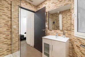 Economy tweepersoonskamer | Badkamer | Een douche, milieuvriendelijke toiletartikelen, een haardroger