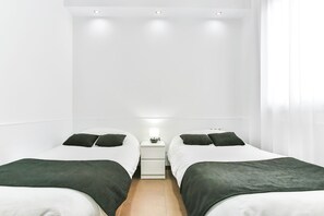 Twin Room | Premium bedding, down duvets, memory-foam beds, individually decorated - Laramond Barcelona Rooms (Barcelona)