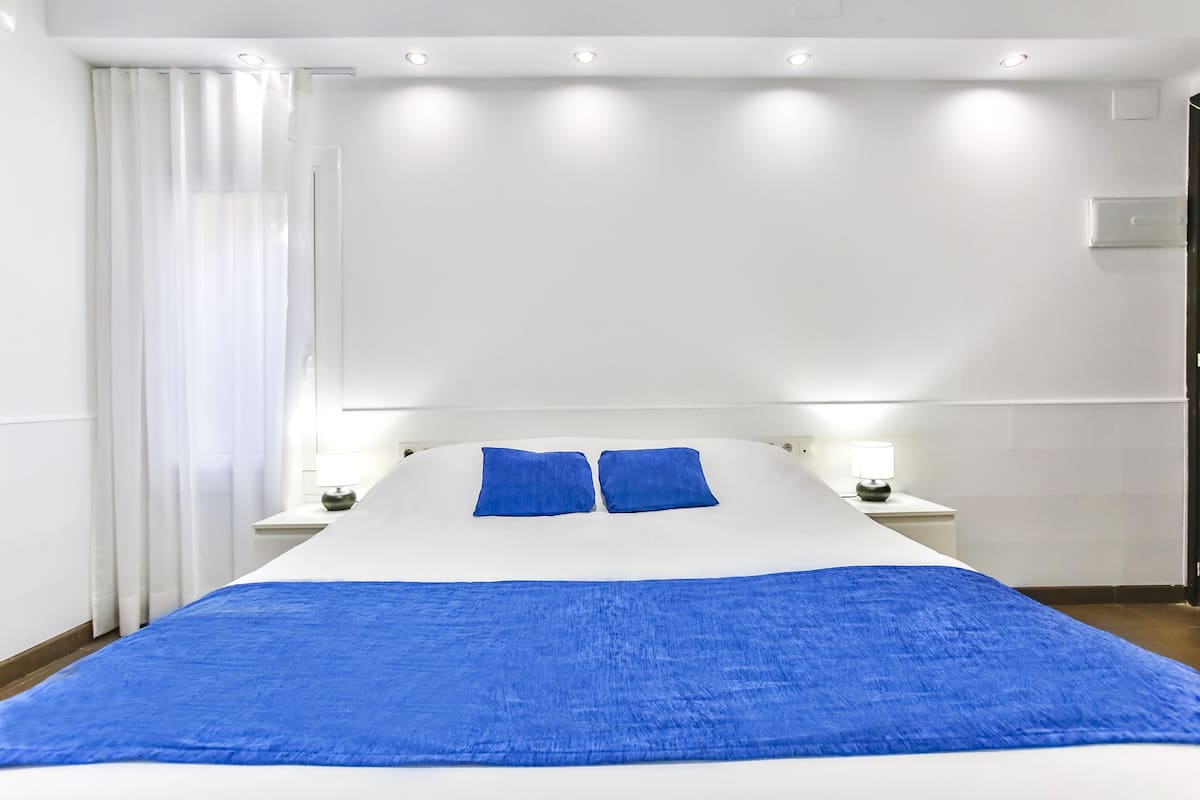 Phòng đôi | Bộ đồ giường cao cấp, chăn bông, nệm cao su hoạt tính (memory foam)