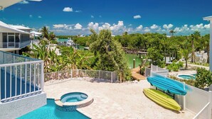 Un resort con piscina, tobogán de agua y vistas del entorno.