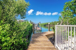 Property grounds - Martin`s Beach House Coco Plum Dream on Avenue G 4 bedroom 3 bath with pool and jacuzzi and 30 ft of dockage (Marathon)