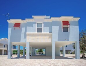Exterior - Martin`s Beach House Coco Plum Dream on Avenue G 4 bedroom 3 bath with pool and jacuzzi and 30 ft of dockage (Marathon)