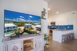 Microwave, oven, stovetop, dishwasher - Martin`s Beach House Coco Plum Dream on Avenue G 4 bedroom 3 bath with pool and jacuzzi and 30 ft of dockage (Marathon)