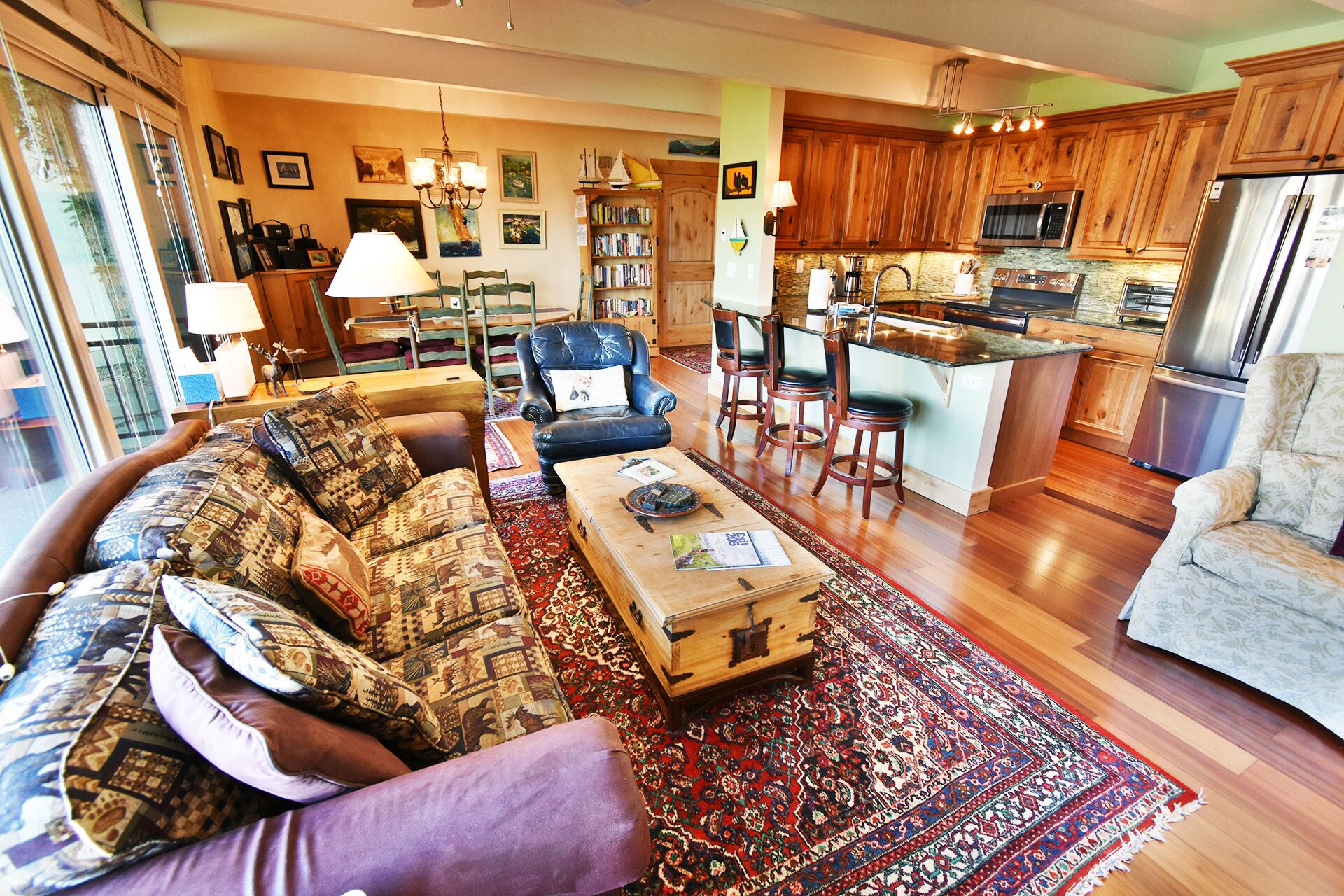 Lakefront- Pool, Hot Tub, Views, Ground Floor. Walk to Concerts, Marina, Town