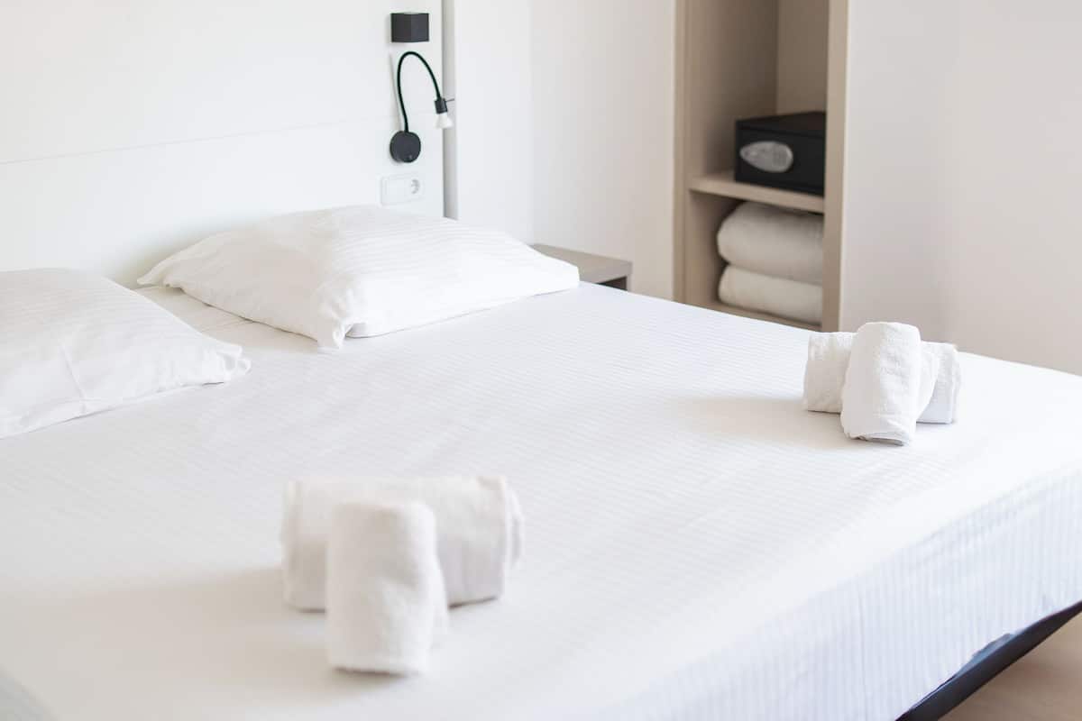Economy Room | Down comforters, in-room safe, blackout drapes, free WiFi