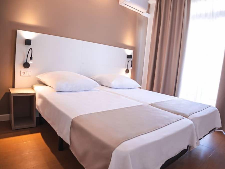 Classic-Doppelzimmer, Balkon | Daunenbettdecken, Zimmersafe, Verdunkelungsvorhänge, kostenloses WLAN