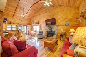 Smart TV, fireplace, ping pong, books