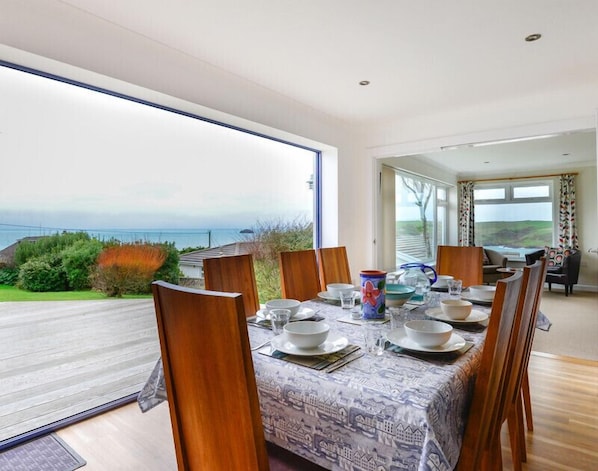 Tủ lạnh, máy rửa bát, dụng cụ nấu nướng/bát dĩa/dao nĩa