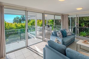 Living area - Oasis 13 , Oasis 13 on Hamilton Island (Hamilton Island)