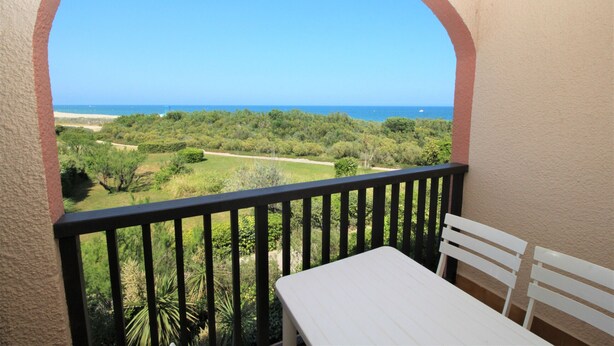 A balcony with a view of the ocean and greenery. - Sea view cabin studio i (Saint-Cyprien)