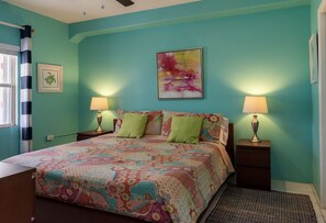 2 bedrooms, travel cot, free WiFi, bed sheets - Beachfront 2BR Condo on Private Spotts Beach (Savannah)