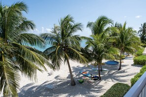 Privatstrand, Liegestühle, Strandtücher