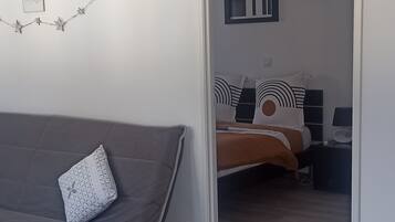 1 slaapkamer, een strijkplank/strijkijzer, reisbedje, gratis wifi