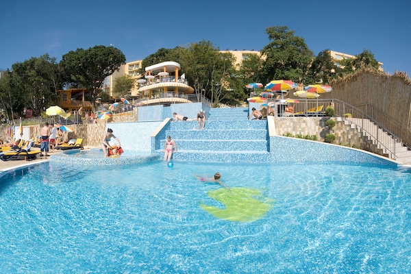 Indoor pool, 4 outdoor pools