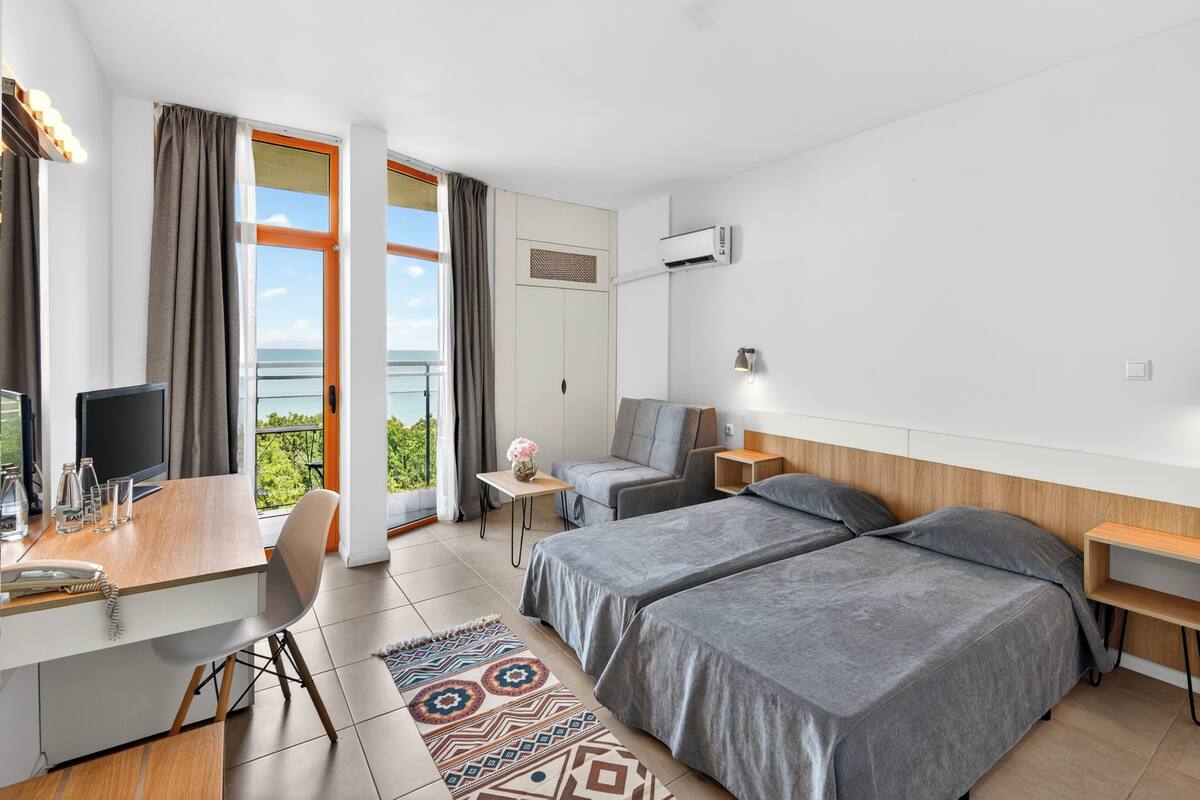 Chambre Standard avec lits jumeaux, vue mer | Fer et planche à repasser, Wi-Fi gratuit, draps fournis