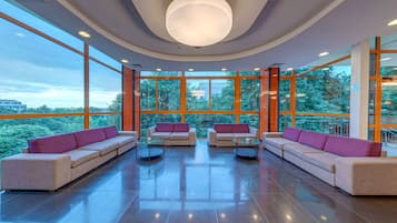 Coin salon dans le hall