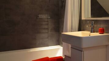 Duschwanne, Haartrockner, Handtücher, Seife