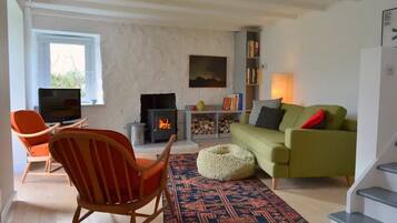 Fernseher, Kamin, Bücher