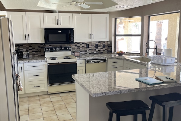 KĂŒhlschrank, Mikrowelle, Ofen, Herdplatte