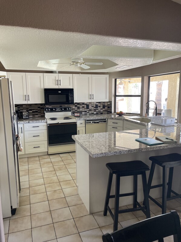 Réfrigérateur, micro-ondes, four, plaque de cuisson